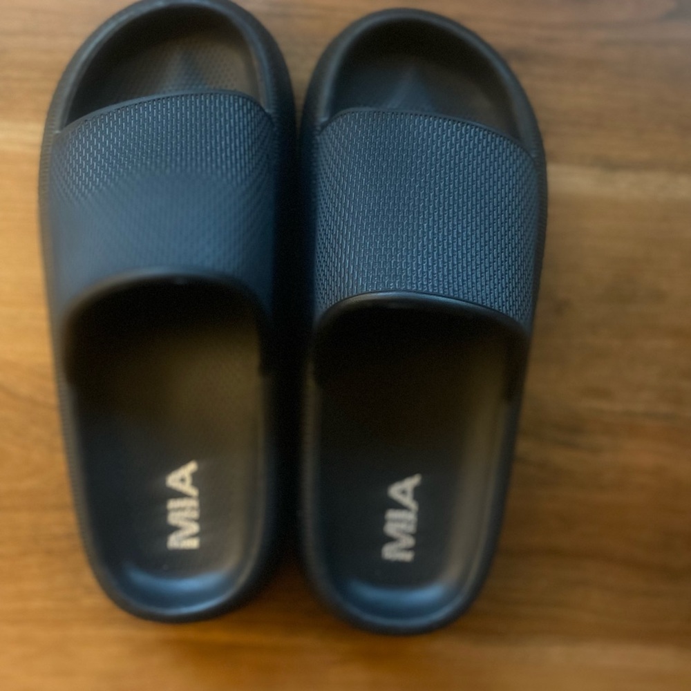 ***Super cute black slides***